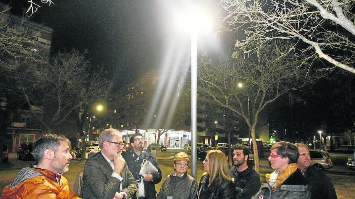 Imagen del alcalde, Fèlix Larrosa, ayer en el barrio de Cappont donde se ha instalado nuevo alumbrado.