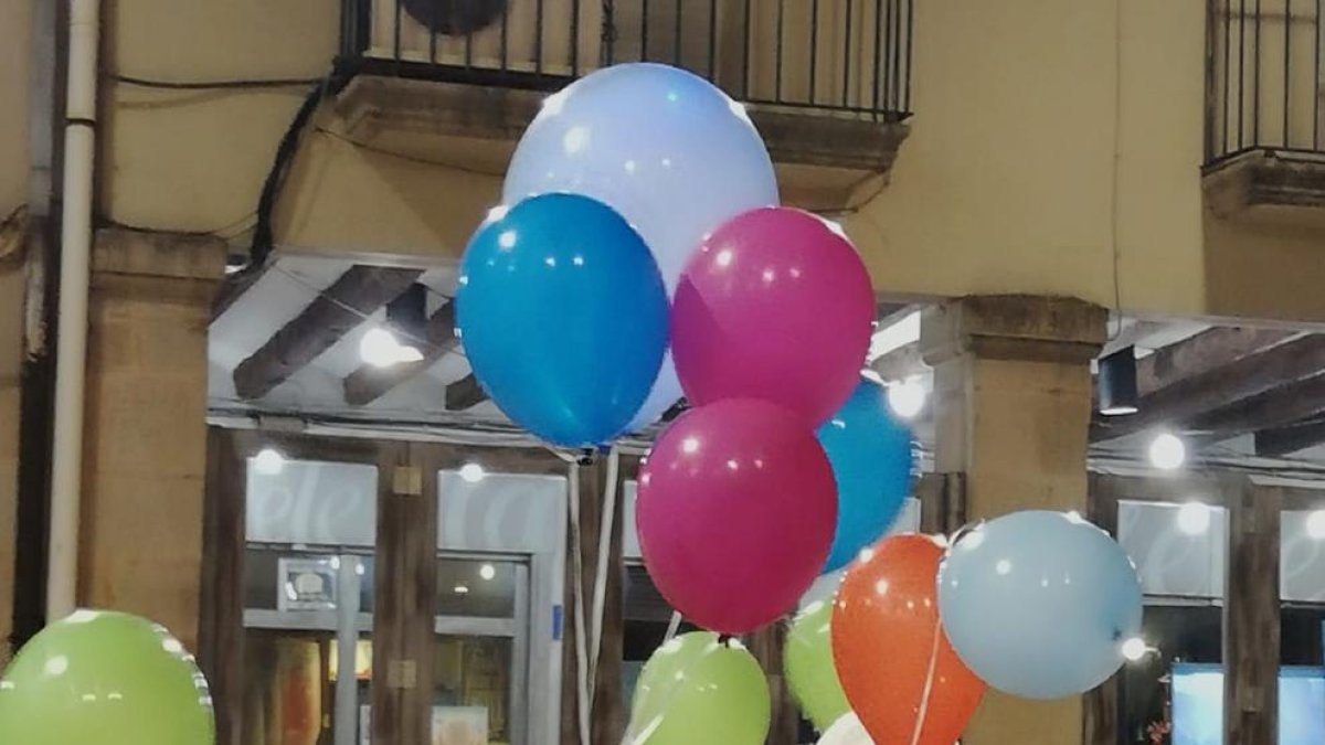 Llançar globus, una alternativa de comiat. A la imatge, un acte de l’octubre a Tàrrega.
