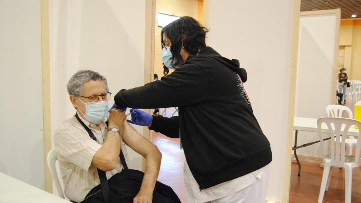 El pabellón ferial de Mollerussa acogió ayer la vacunación de personas de 70 a 79 años.