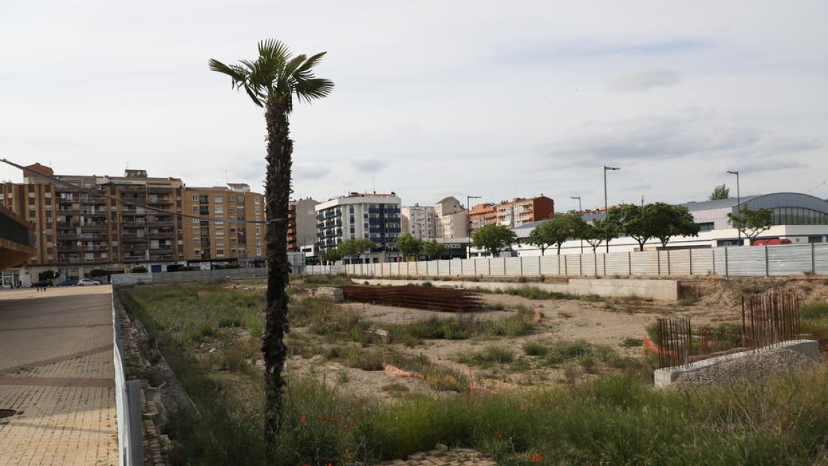 Imagen del solar en el que están previstas las dos torres, entre el puente de Pardinyes y la Llotja.