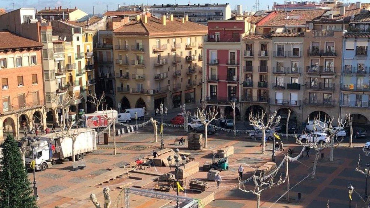 Els treballs previs a la instal·lació de la pista de gel de Balaguer.