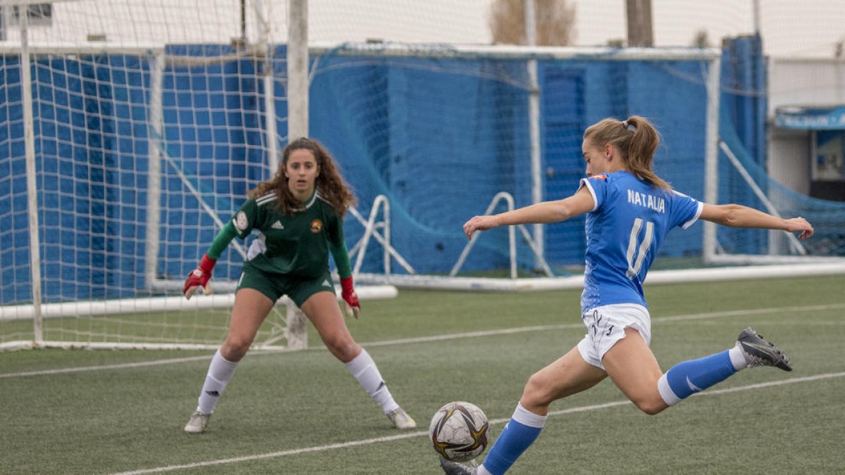 Natalia remata a porta en una acció davant del Parquesol.