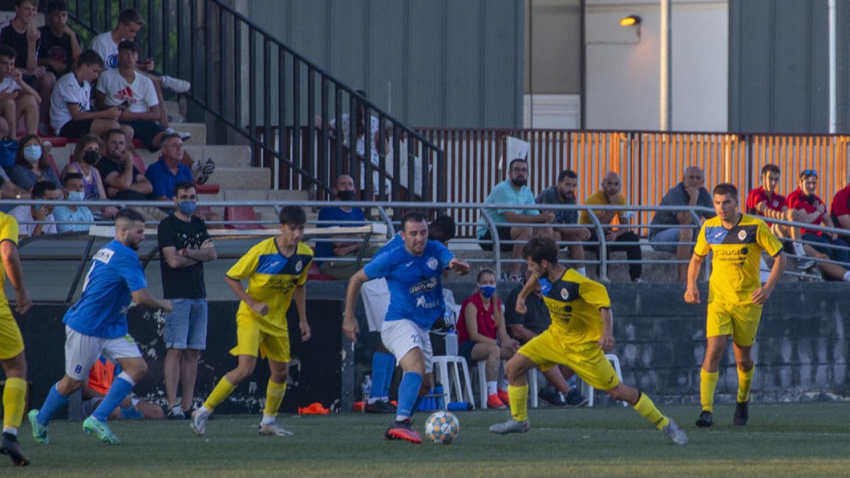 Una acció del partit disputat ahir al Municipal Joan Capdevila de Tàrrega.