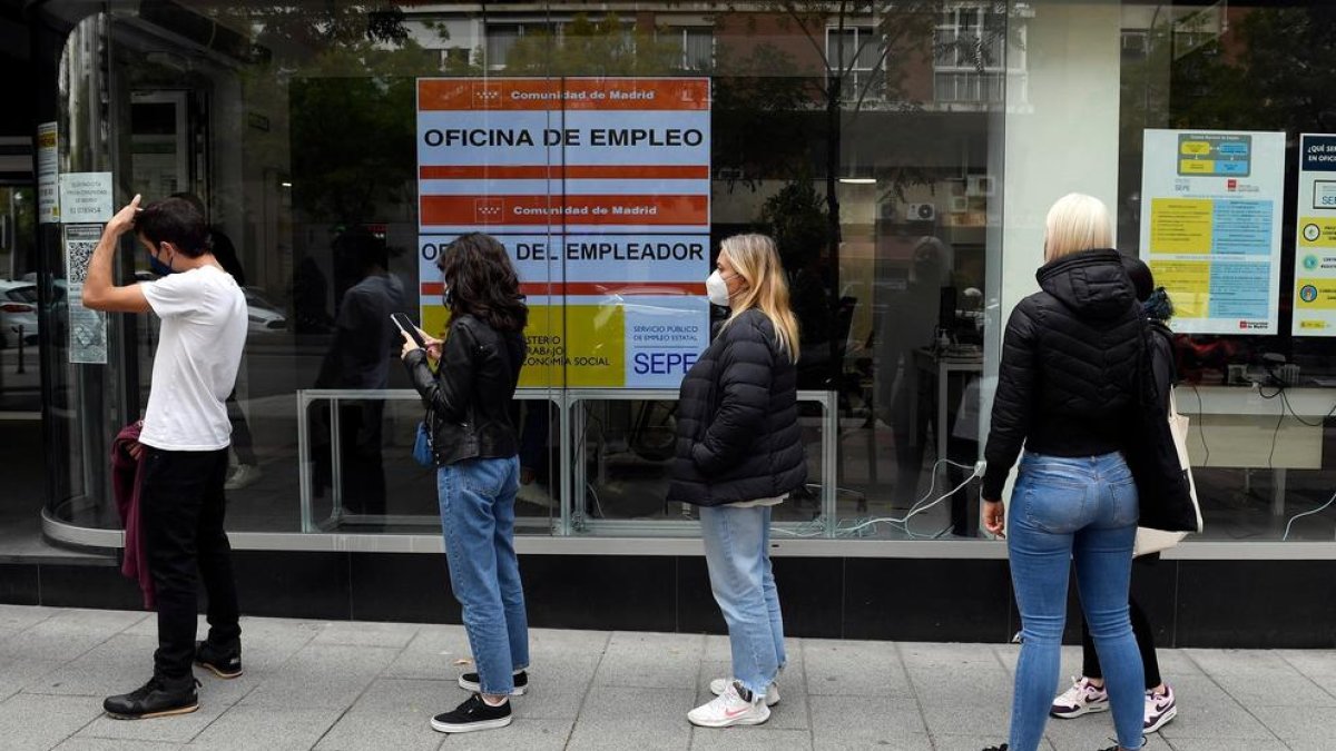 Trabajadores haciendo cola a las puertas de una oficina del SEPE.