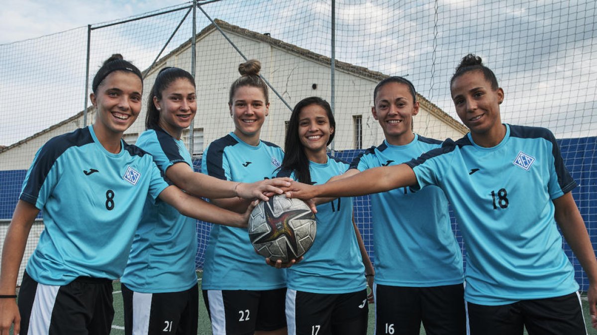 La plantilla de l’AEM per a aquesta temporada en una foto en la qual no van poder ser presents la capitana Vanesa Núñez ‘Pixu’ i Alexandra Taberner, que ha jugat a Islàndia.