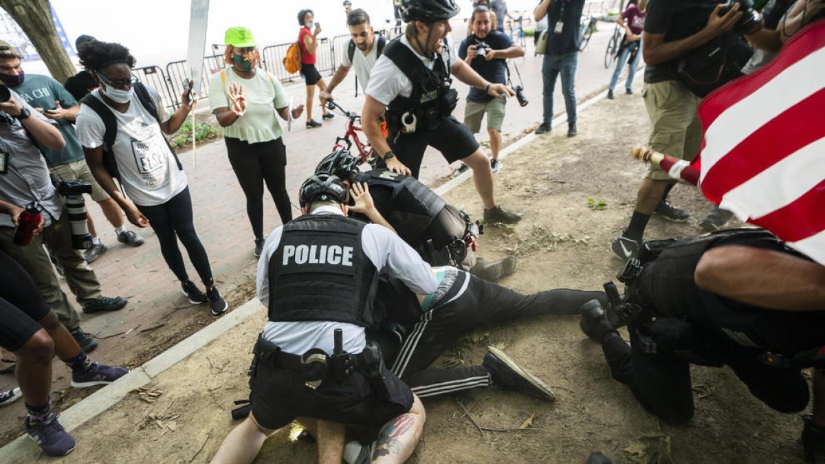 Agentes de la Policía de Washington reducen a un manifestante cerca de la Casa Blanca.