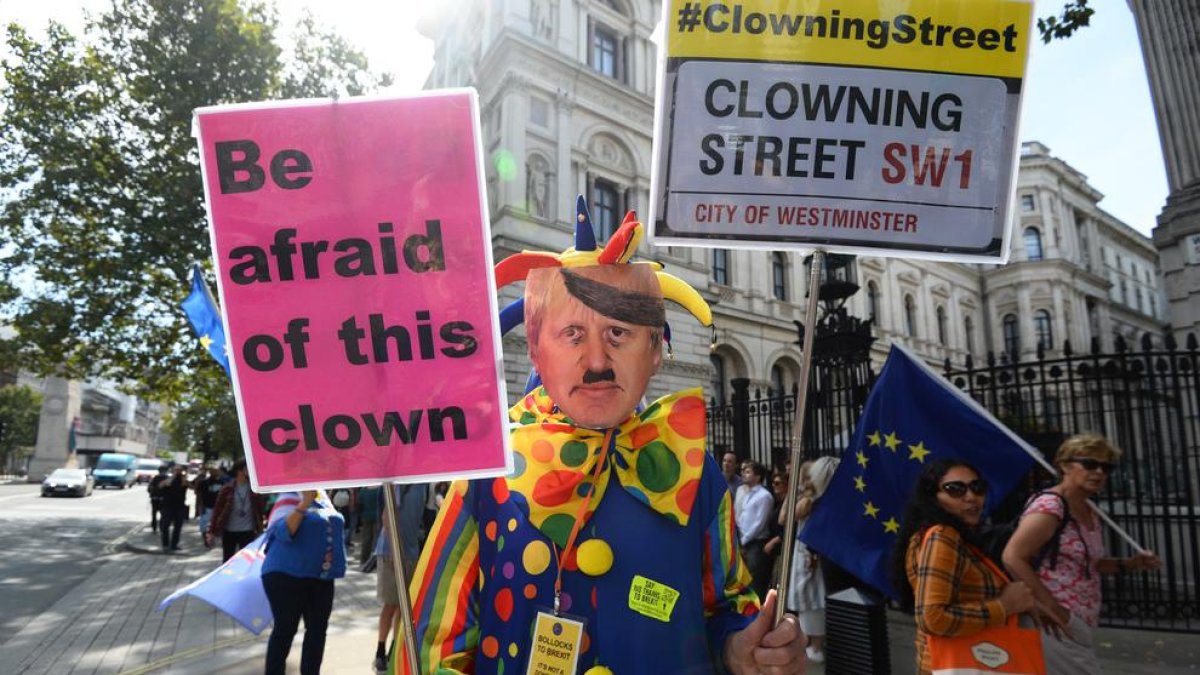 Protestes als voltants de Downing Street per les decisions del primer ministre Boris Johnson.