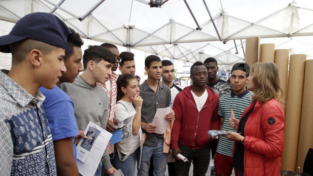 Joves escolten les explicacions de Liliana Tudor sobre què busca bonÀrea en un treballador.