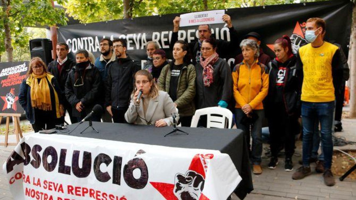 Los nueve acusados, antes de la última jornada del juicio.