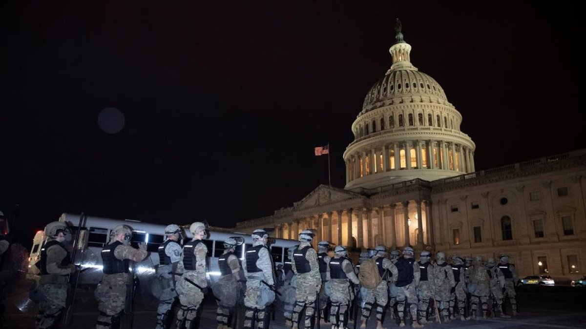 La Guardia Nacional se forma a las afueras del Capitolio de los Estados Unidos después de que seguidores de Donald Trump irrumpieran en el recinto durante unas protestas.
