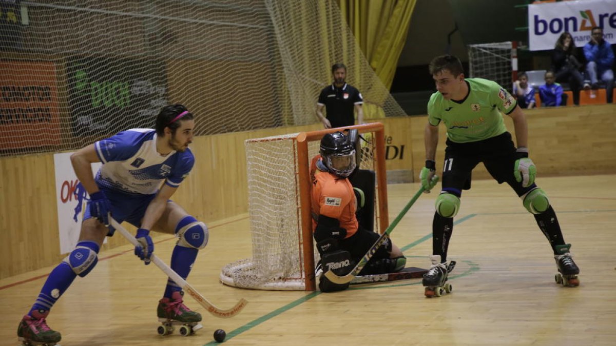 Àlex Creus defensa Bruno en un partit d’aquesta temporada.