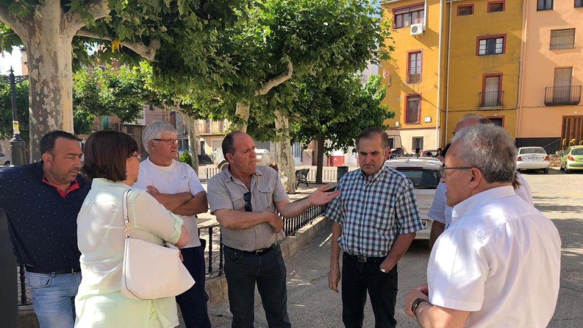 Rosa Maria Perelló, ayer con el alcalde de Bovera.