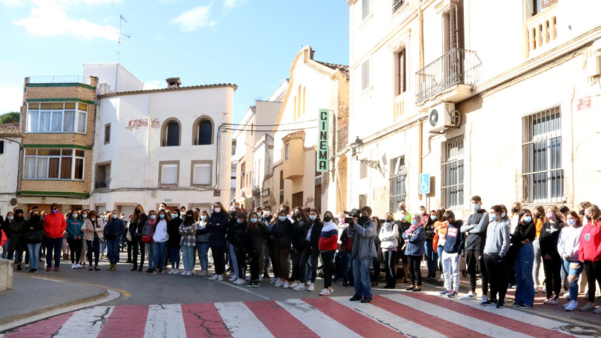 Més de 250 persones van condemnar ahir a Masquefa, on resideix la menor, la brutal agressió.