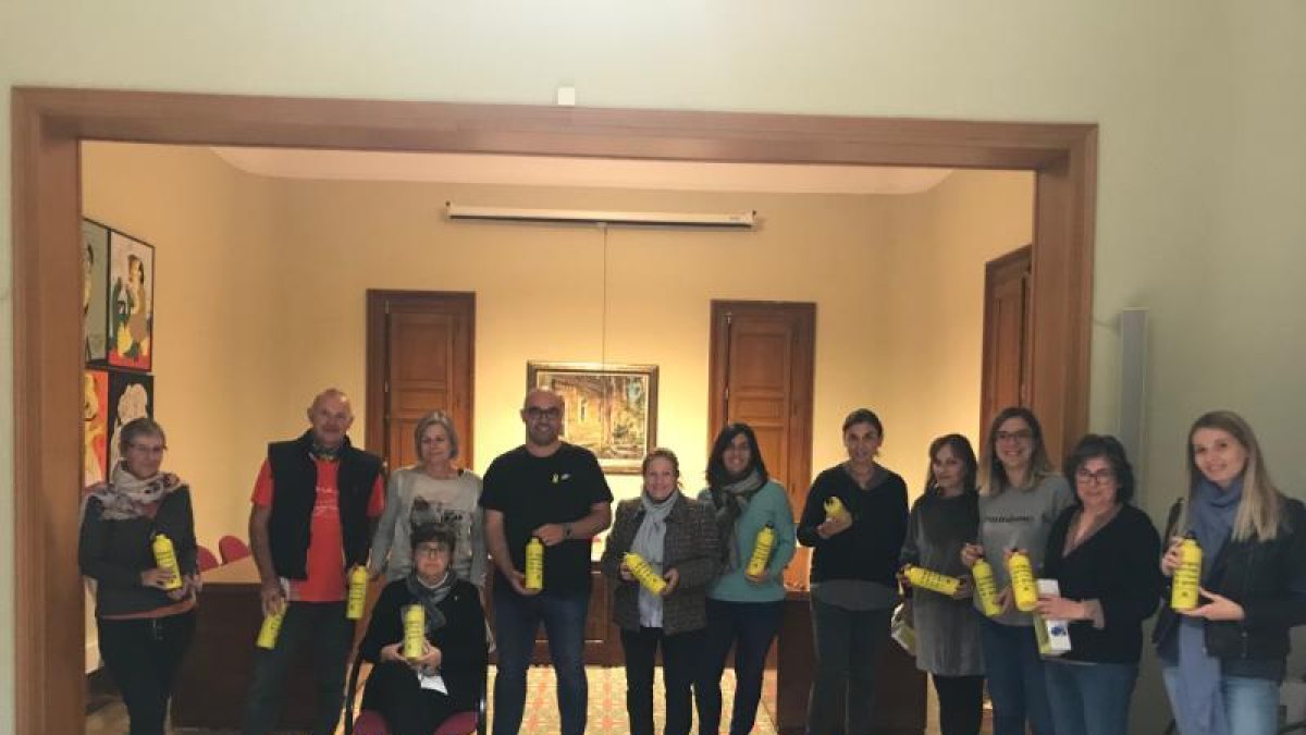 Se ha repartido botellas de aluminio entre los trabajadores.