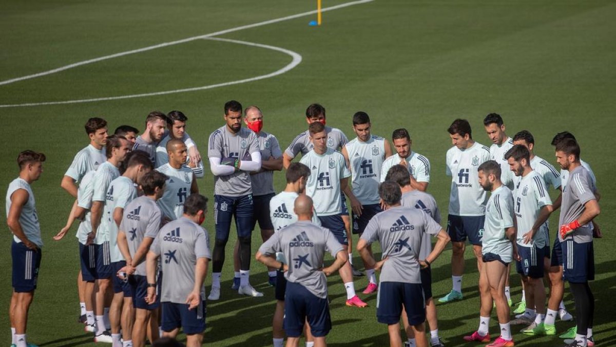 Els jugadors de la selecció ahir durant la xarrada de l’entrenament.