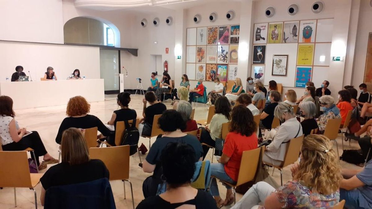 Un total de 16 entitats van participar ahir en l’audiència pública a la sala Alfred Perenya.