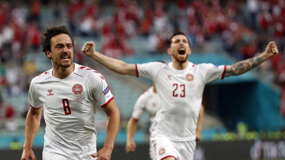 Jugadors de Dinamarca celebren un dels gols que els van classificar per a les semifinals.