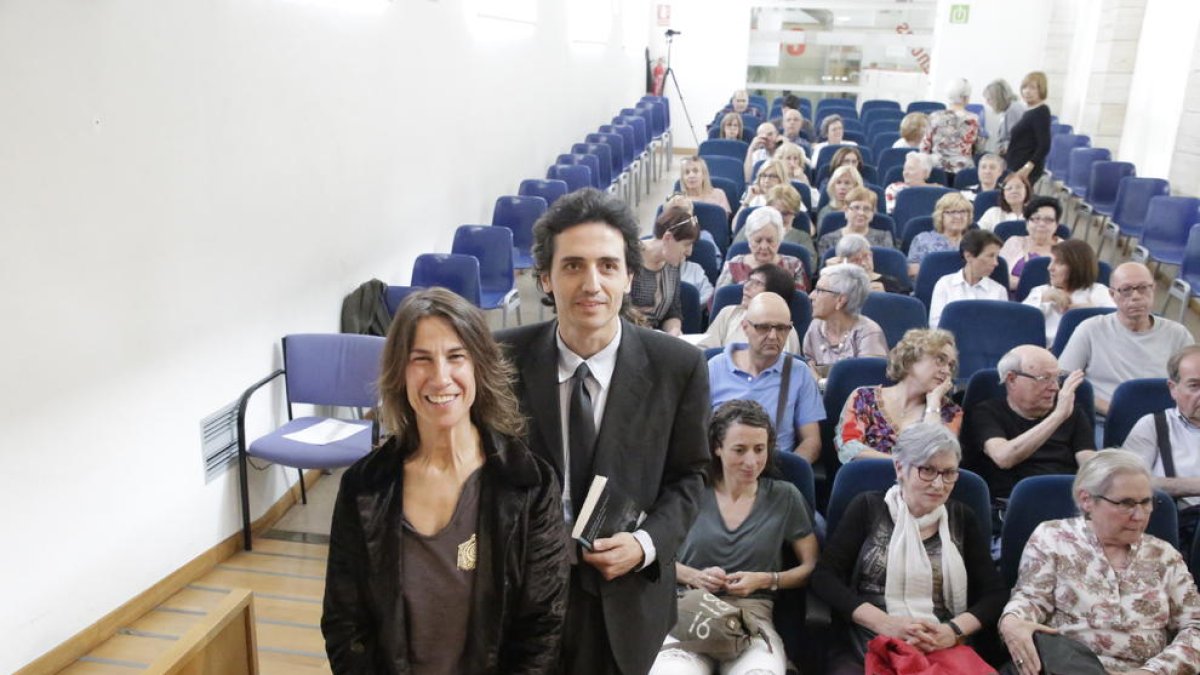 La cantant Lídia Pujol i el comissari de l’Any Panikkar, Ignasi Moreta, ahir a la Biblioteca Pública.