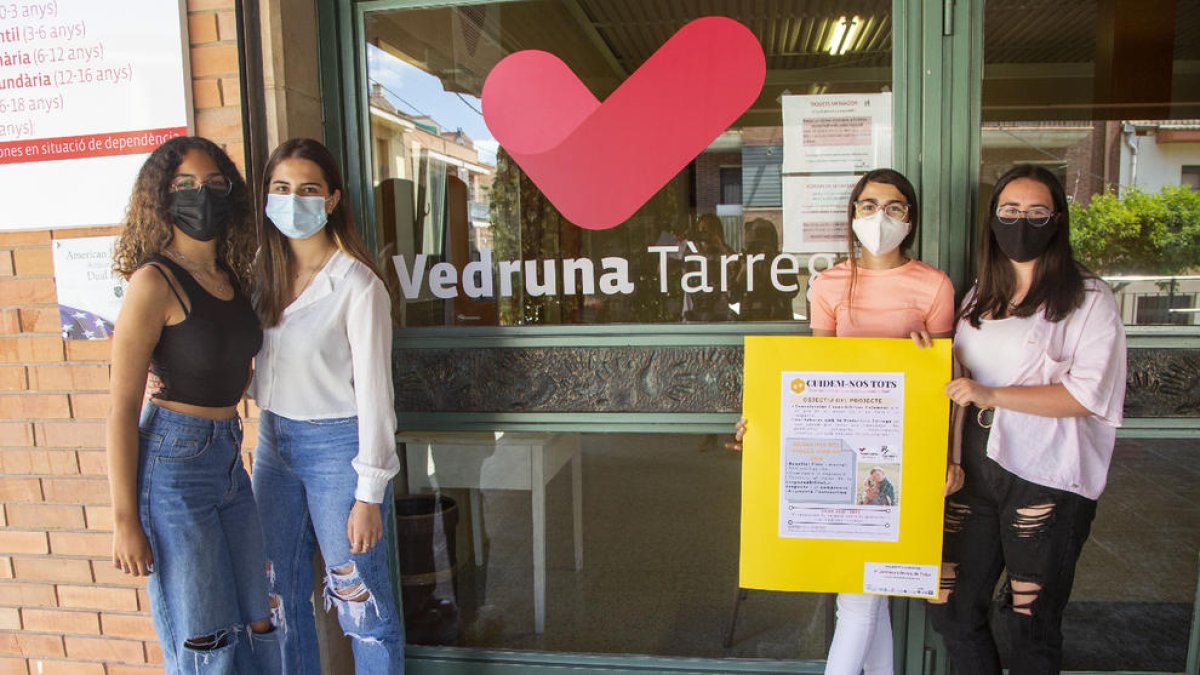 Les quatre alumnes guardonades entregaran el premi de 100 € a la protectora de Tàrrega.