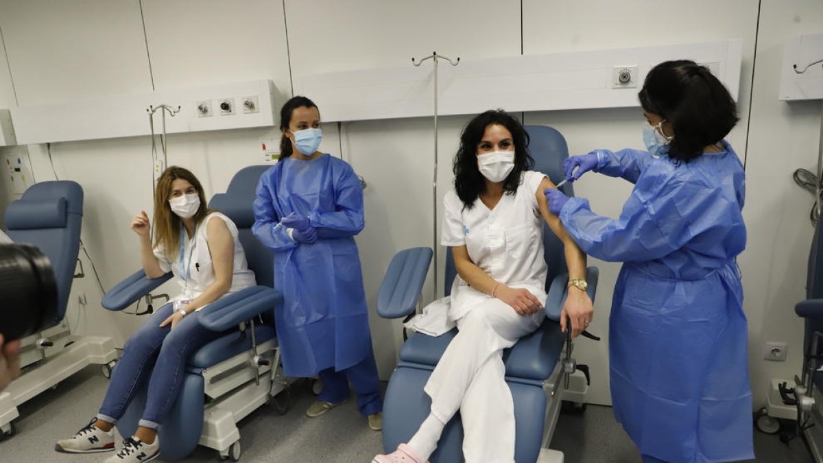 Las primeras vacunas de Moderna en Ponent se administraron ayer en el IRBLleida.