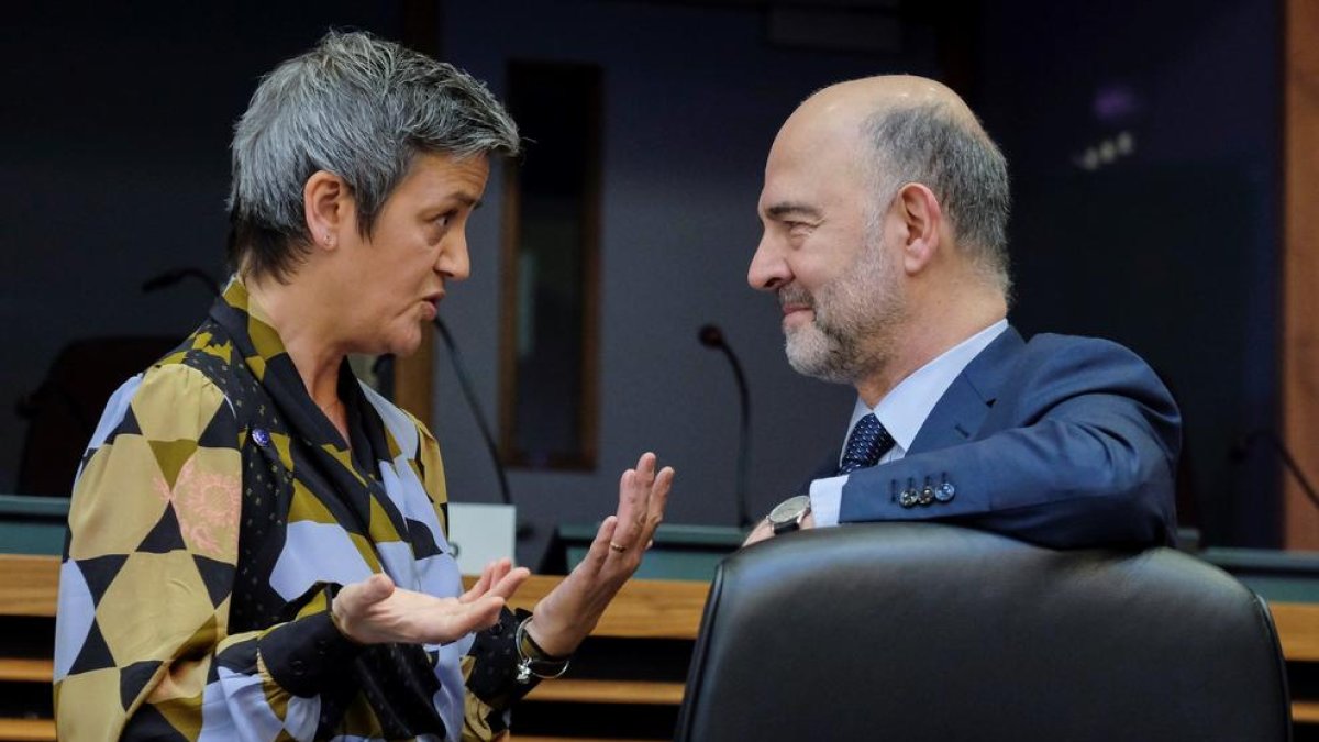El comissari europeu d'Assumptes Econòmics, Pierre Moscovici (dreta), conversa amb la comissària europea de Competència, Margrethe Vestager, al començament de la reunió setmanal del Col·legi de Comissaris a Brussel·les (Bèlgica).