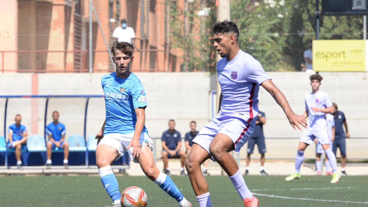 Una jugada del partit d’ahir entre el Lleida i el Barcelona, de la Divisió d’Honor Juvenil.