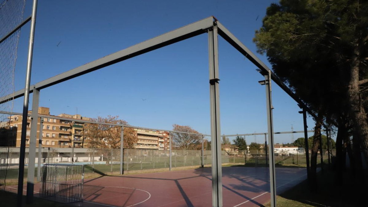 La pista deportiva de La Bordeta está sin cubierta desde 2018 cuando un temporal la destrozó.