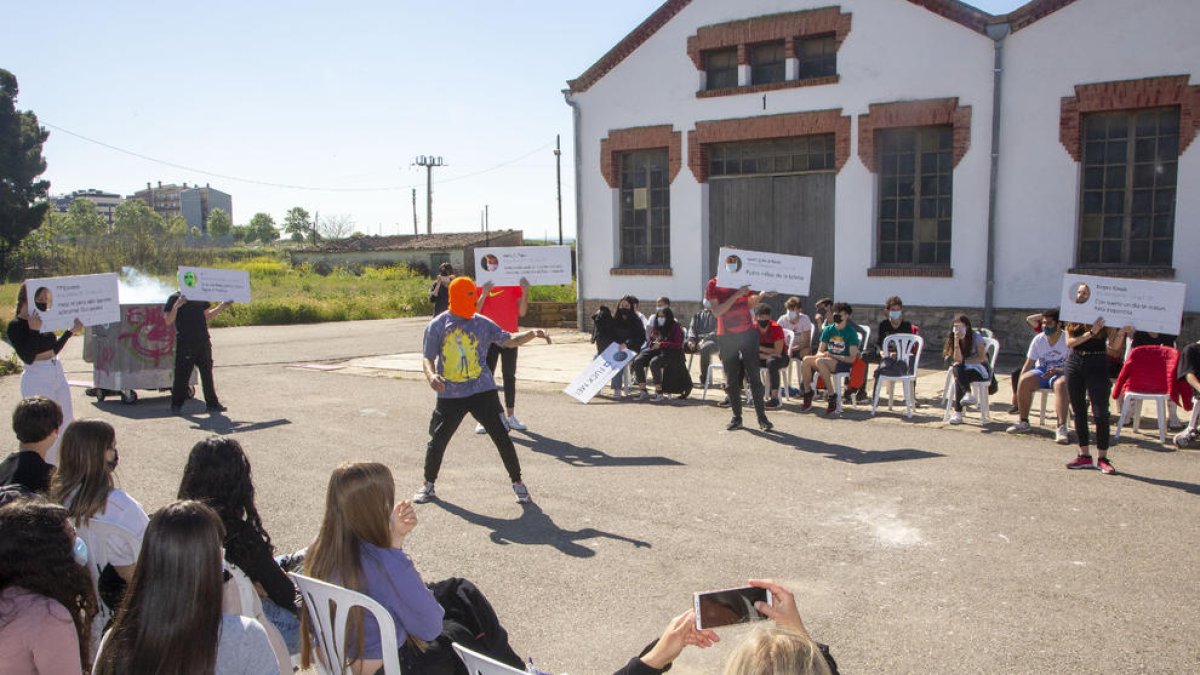 Assaig ahir de l’obra ‘Container’, amb la col·laboració d’alumnes de l’institut Manuel de Pedrolo.