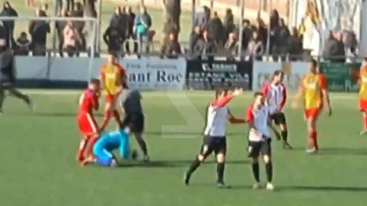 VÍDEO. Un àrbitre lleidatà, agredit per un porter