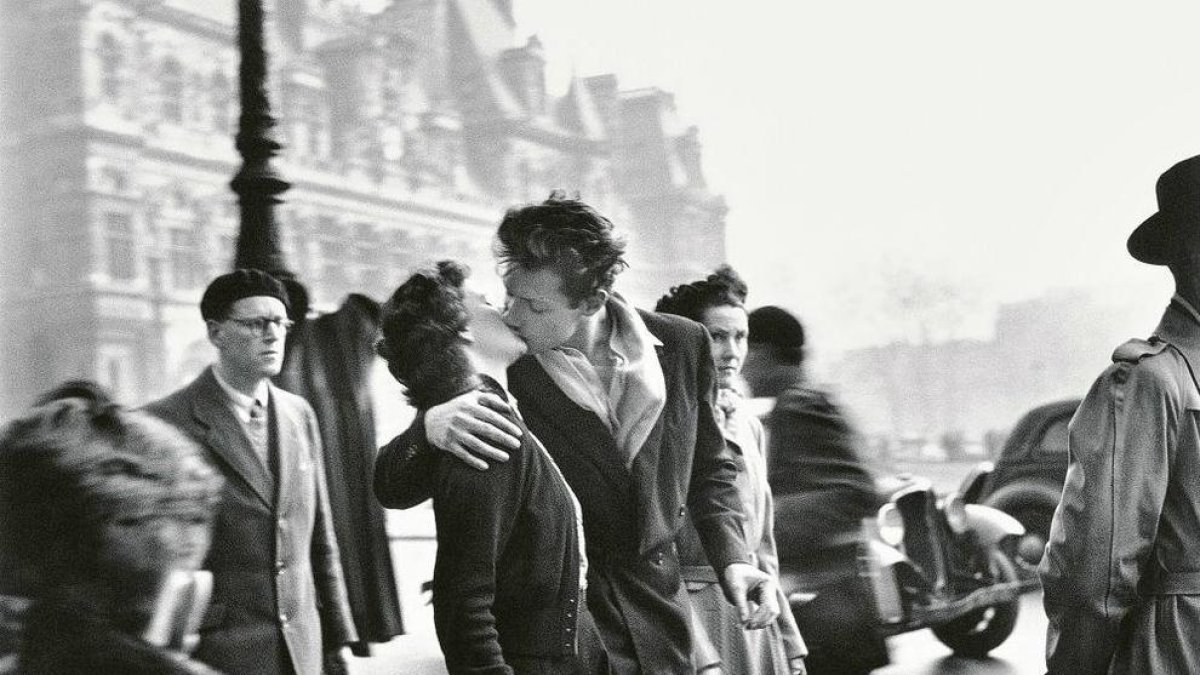 La icónica imagen ‘El Beso’, de Robert Doisneau, un fotógrafo especializado en lo cotidiano.