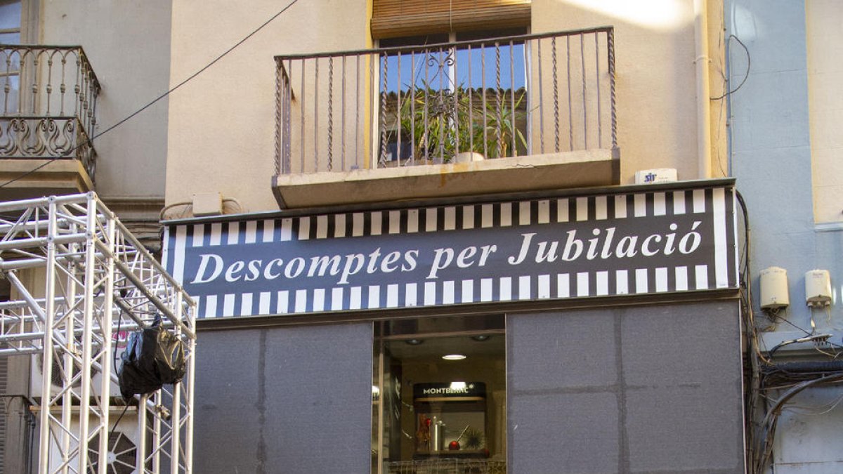 Façana de la joieria Lavaquial, a la plaça Paeria.
