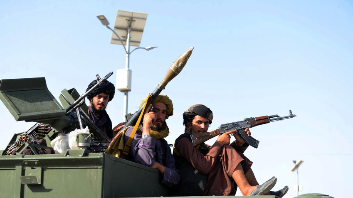 Membres dels talibans passegen armats pels carrers de la capital de l’Afganistan, Kabul.
