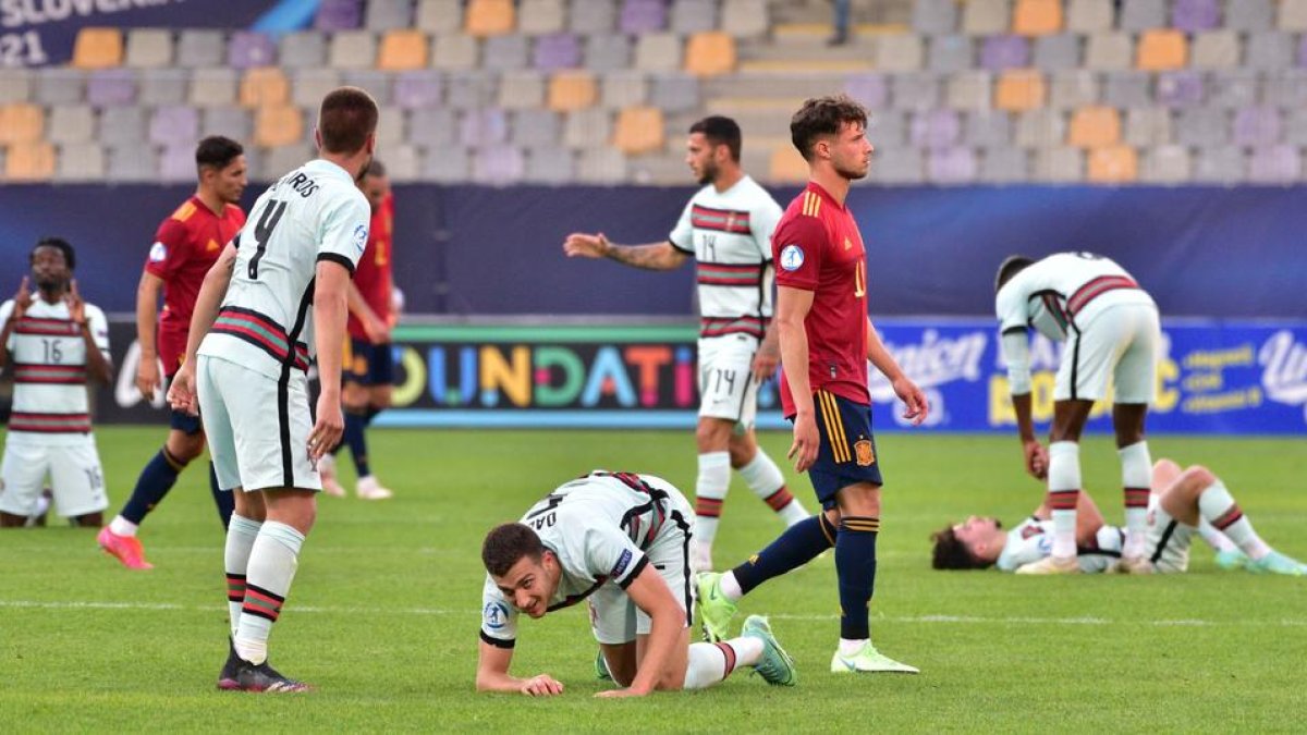 Los jugadores españoles, decepcionados tras la conclusión del partido.