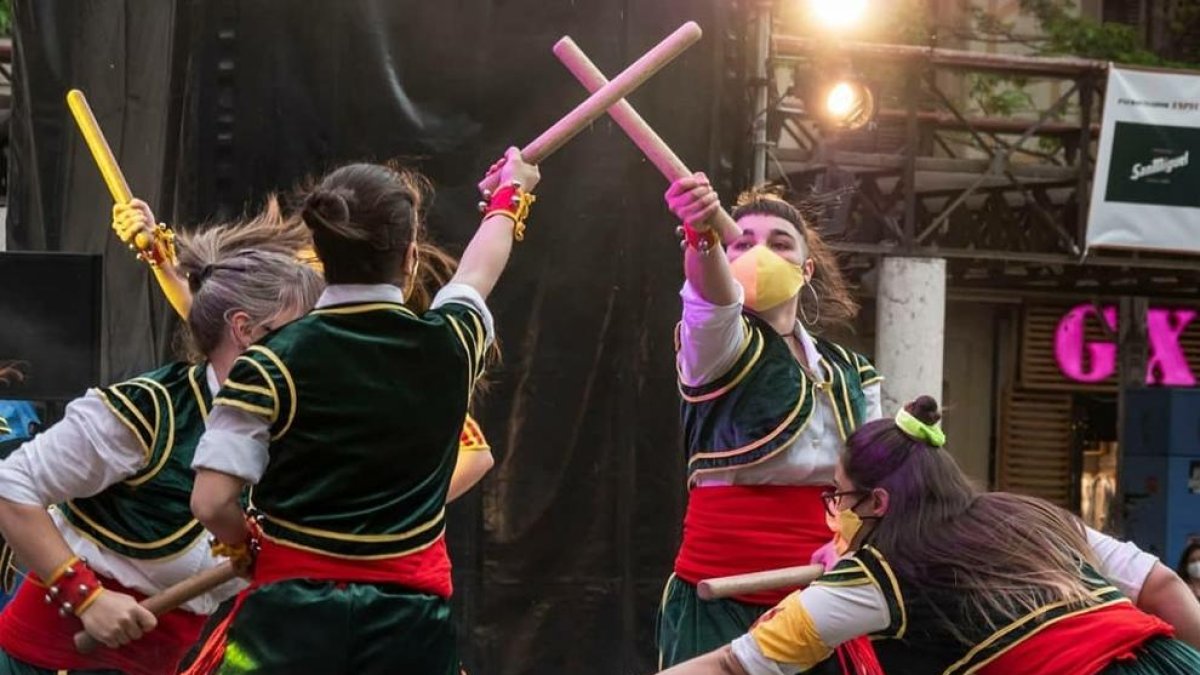 La Colla Bastonera del Pla de l’Aigua, a la festa major de maig.