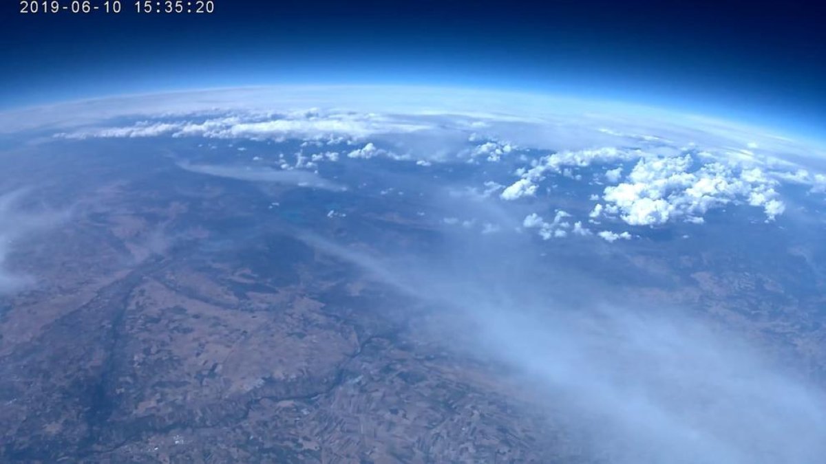 Imagen aérea captada por la sonda, con vistas del río Segre y de nubes en el Pirineo.