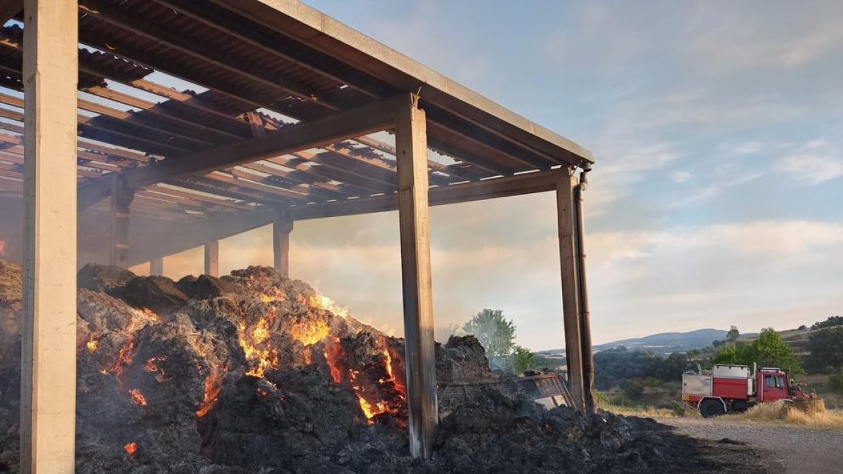 El foc que es va declarar ahir en un paller a Benavarri.