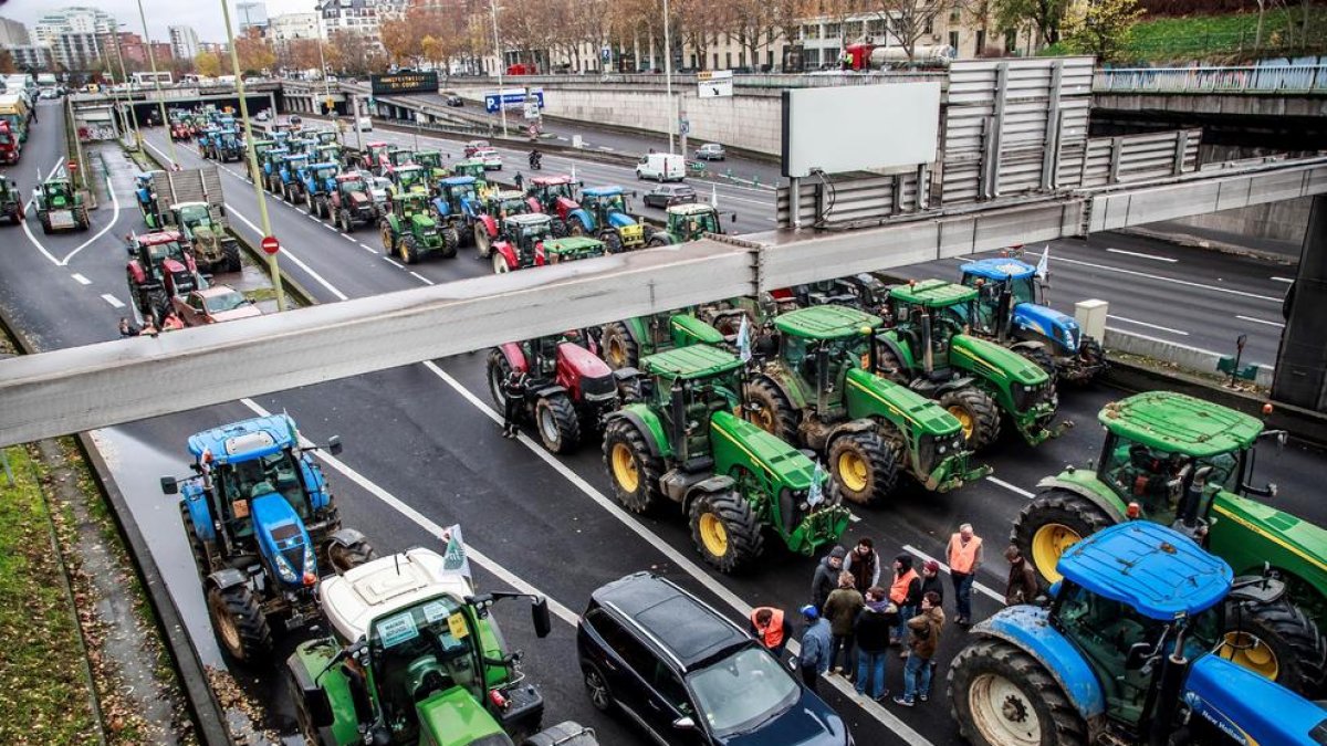 Un millar de tractores cortaron las vías de acceso a París.