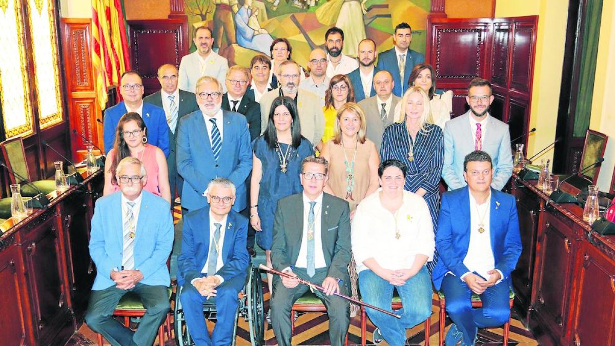 Els 25 electes de la nova Diputació després del ple de constitució de la corporació del 12 de juliol.