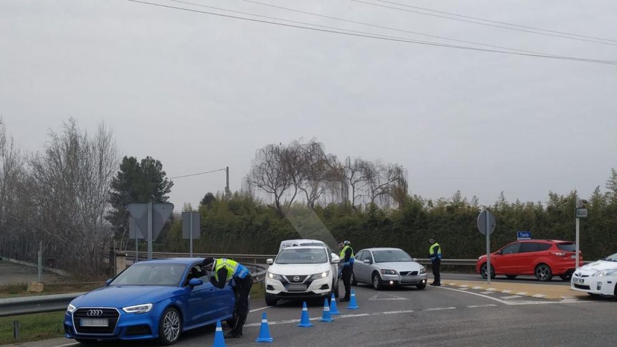 Policies locals i Mossos despleguen controls per garantir el confinament municipal