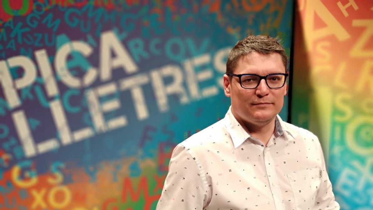 El presentador del programa, Òscar Fernández.