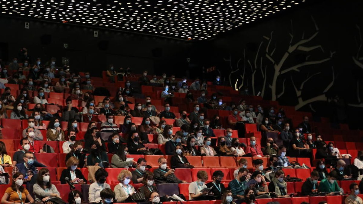 Moment de la inauguració del congrés a la Llotja, amb centenars d’experts.