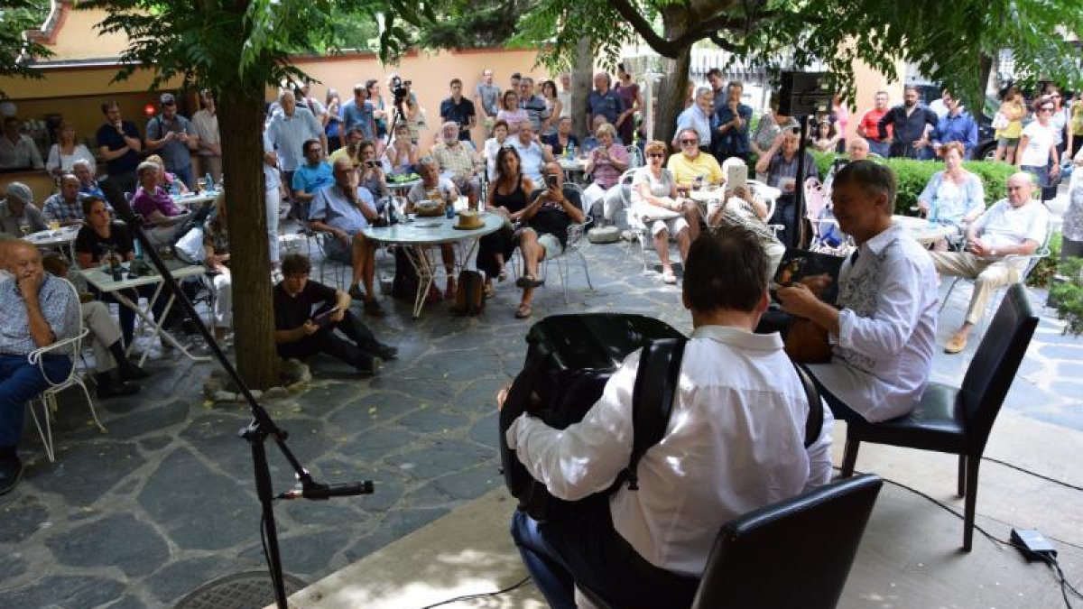 El jardí de l’hotel Andria va ser l’escenari del concert inaugural.