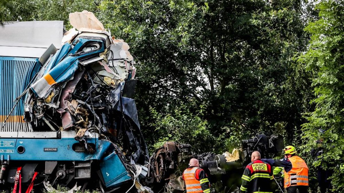 Els equips de rescat, al lloc de la col·lisió ocorreguda al poble de Milavce.