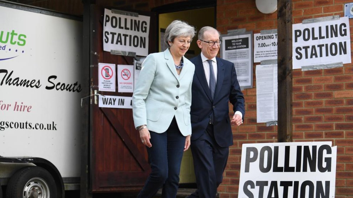 Theresa May y su marido tras votar en los comicios europeos.