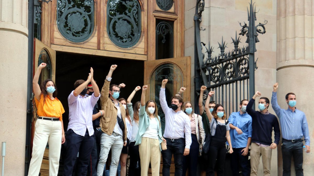 Els tretze acusats ahir a Barcelona abans d’entrar al judici.