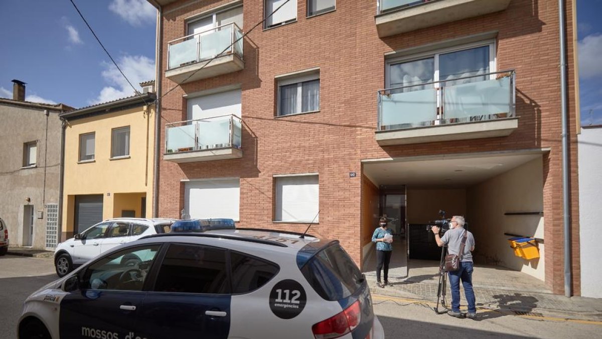 La dona assassinada a Porqueres, que vivia en aquest edifici, no havia presentat denúncies.
