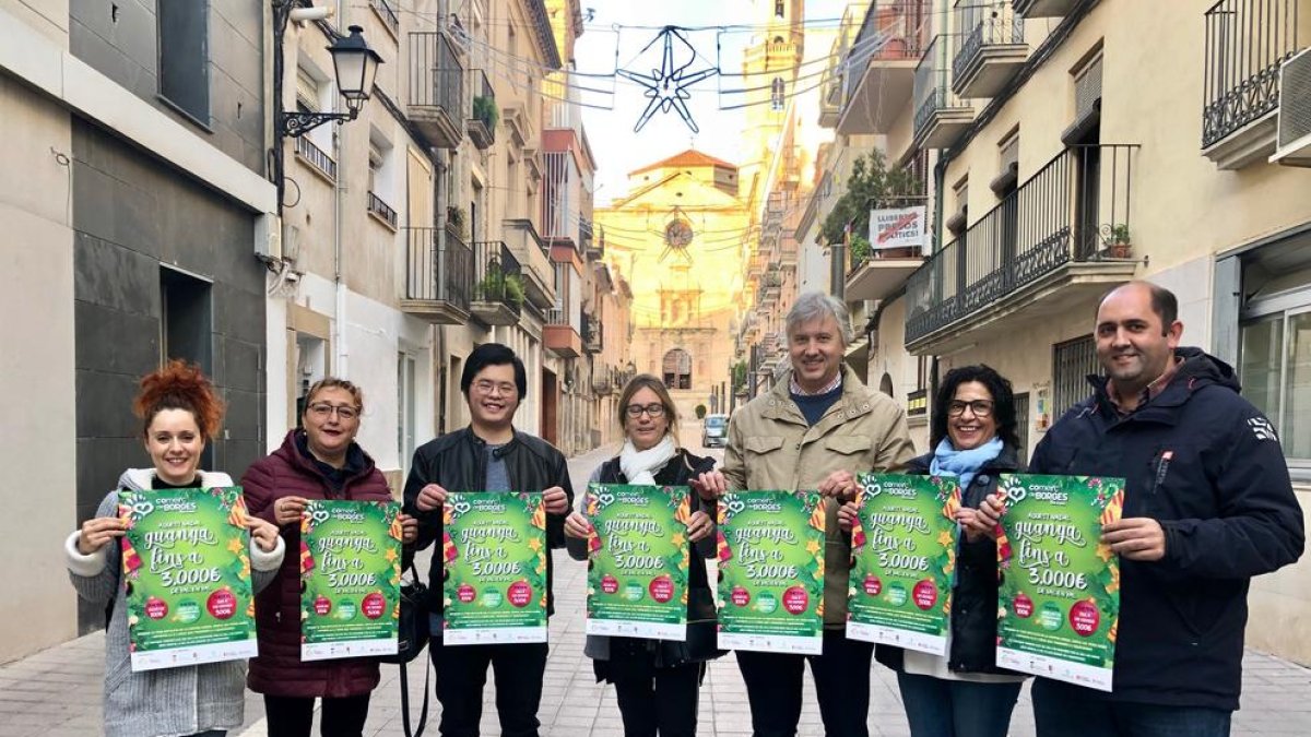 Jordi Ribalta al costat de representants de l’associació.