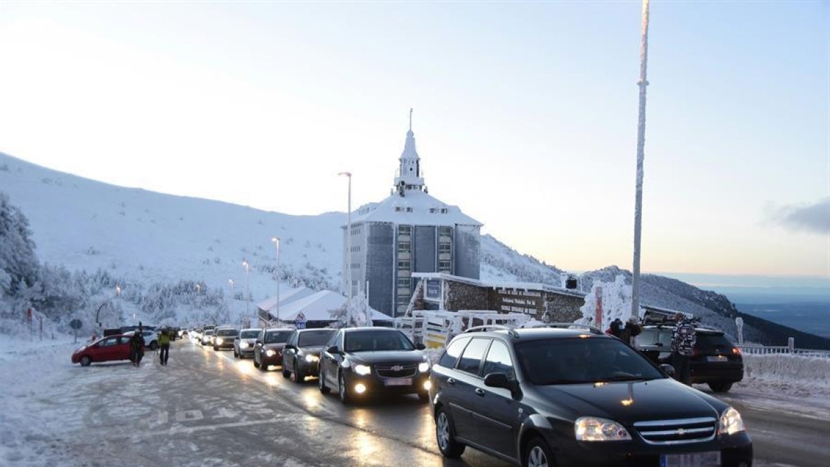 Vehicles a l'espera de poder accedir al port de Navacerrada