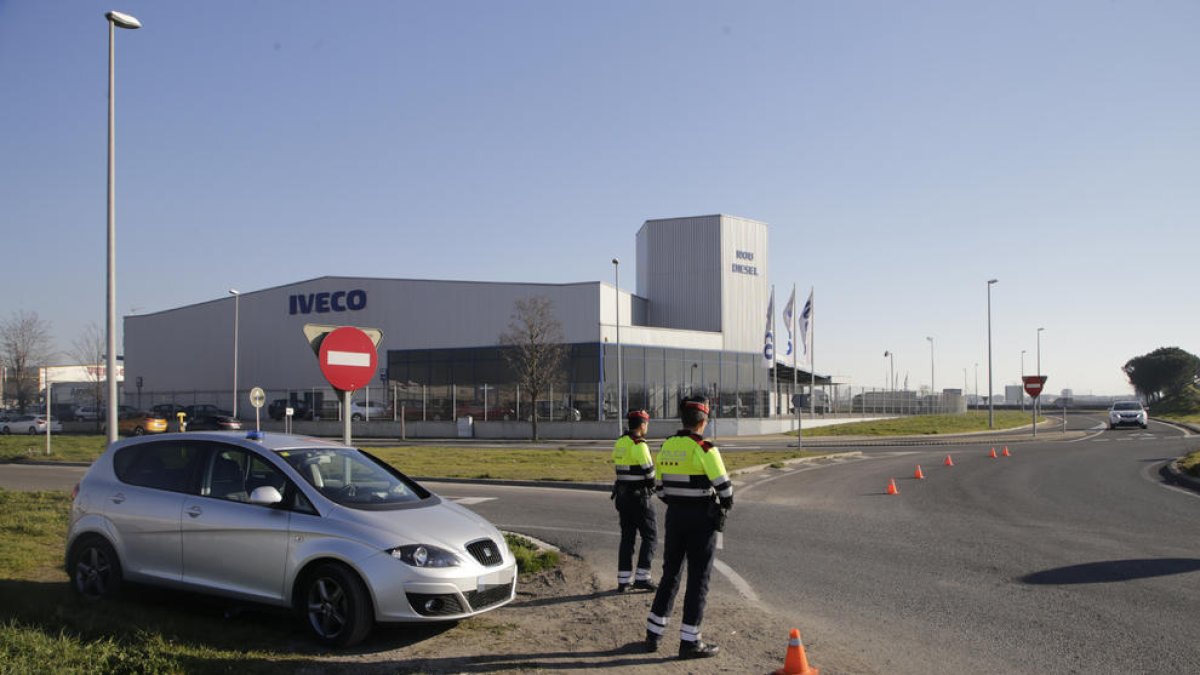Una patrulla de un vehículo “espiell” de los Mossos d’Esquadra en un control en la carretera LP-3322 en Vila-sana.
