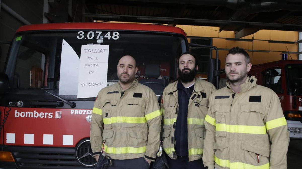 Bomberos voluntarios de Les Borges Blanques, cerrando ayer el parque por falta de medios y personal.